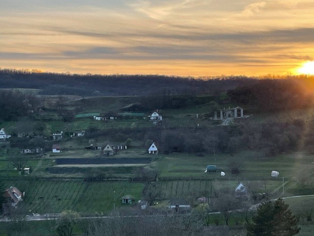 Cs�t�nyi v�lgy z�rtkert