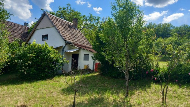 Csötönyi-völgyben tanya szép panorámával Szekszárd