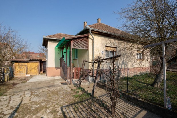 Cs�v�r, Bem �t, 84 m2-es, csal�di h�z, 3 szob�s, j� �llapot�