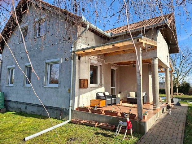 Csurg� elad� csal�di h�z