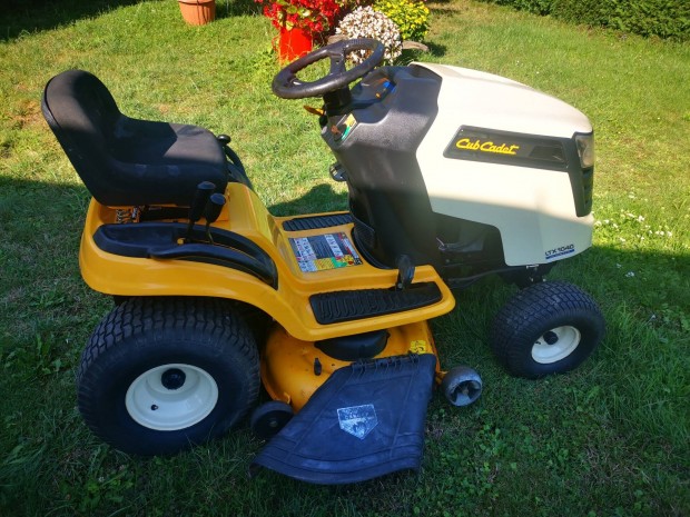 Cub Cadet oldalt.kidobos Funyirotraktor 