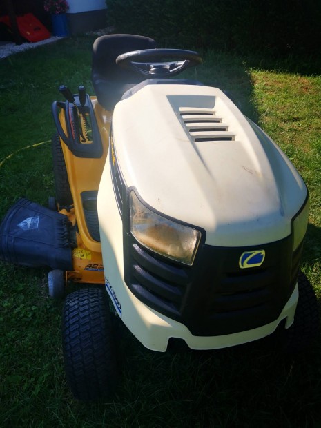 Cub Cadet oldaltkidobos funyirotraktor