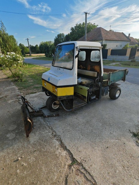 Cushman 3 kerek kis "traktor" Perkins diesel motorral