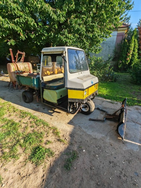 Cushman kis "traktor" Perkins 3 hengeres motorral motorral