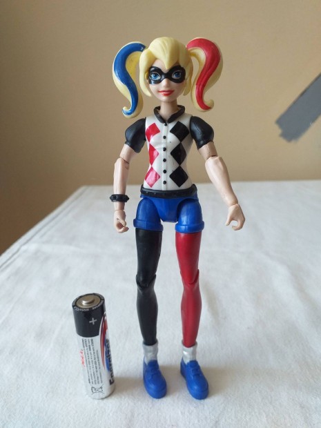 DC Super Hero Girls: Harley Quinn akcióbaba