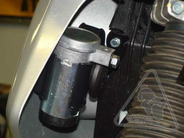DENALI Soundbomb kürt tartó Kawasaki KLR650-hez