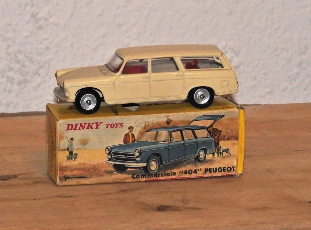 DINKY toys 525 Peugeot 404 Commerciale