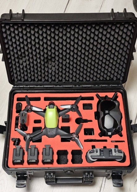DJI FPV Fly More Combo drón szett kofferben, extrákkal