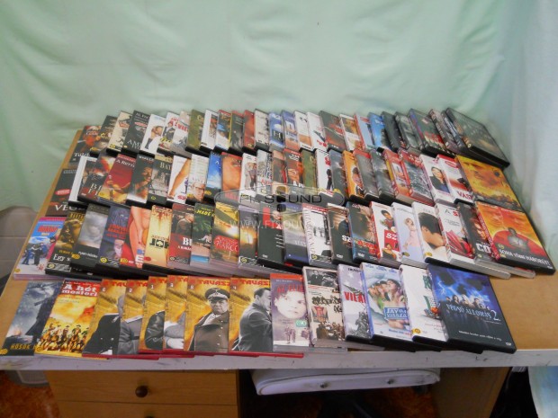 DVD lemezek vegyesen , több mint 100 db tokjában