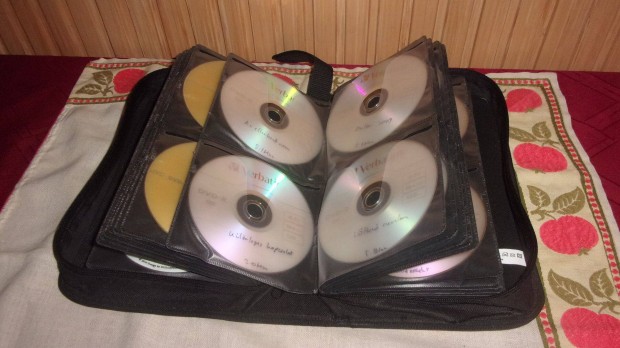 DVD tároló táska benne 100 db írót DVD
