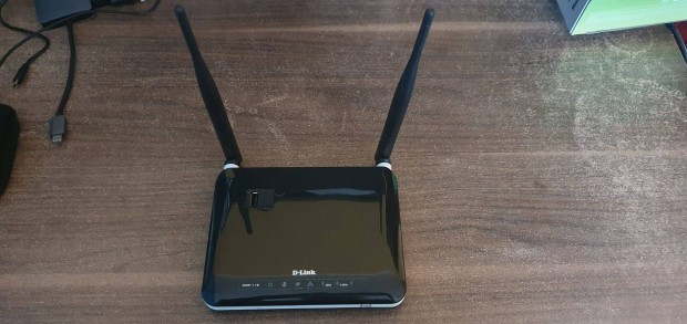 D-Link DWR-118 Dual-Band Multi-WAN 300 Mbps-es router USB
