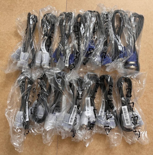 D-sub, 230V, USB, audio, Displayport, SATA, PS2, UTP kábelek