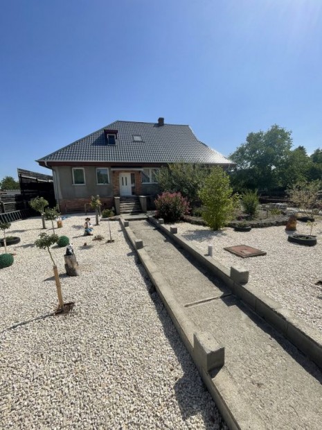 Dabas, K�zpont k�zeli utca, 250 m2-es, 2 gener�ci�s, csal�di h�z