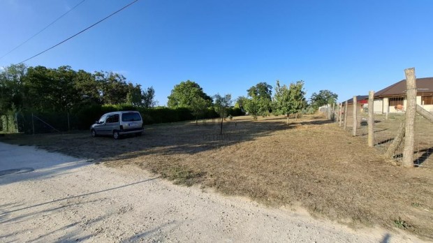 Dabasi 3044 nm-es telek elad�