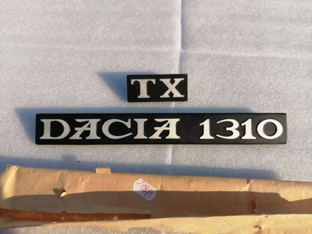 Dacia 1310 TX felirat embl�ma F�m �j