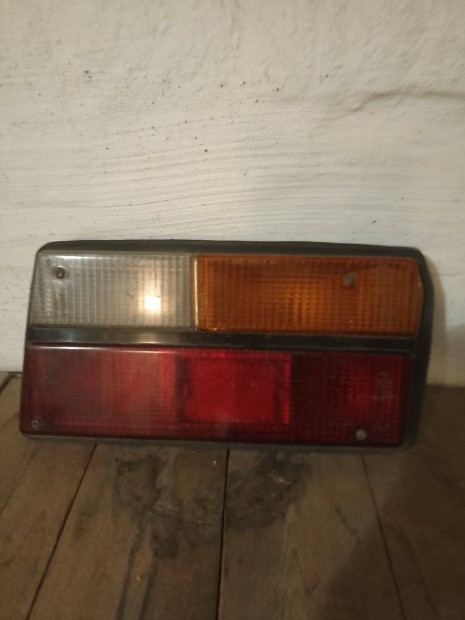 Dacia 1310 jobb hátsó komplett lámpa (bura + foglalat)