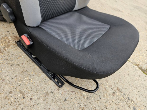 Dacia Dokker vezető ülés szivacs + huzat