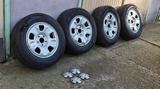 Dacia Duster 16" gyári lemezfelni kupakkal eladó