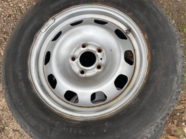 Dacia Duster R16 5x114,3 felni garnit�ra gumival elad�