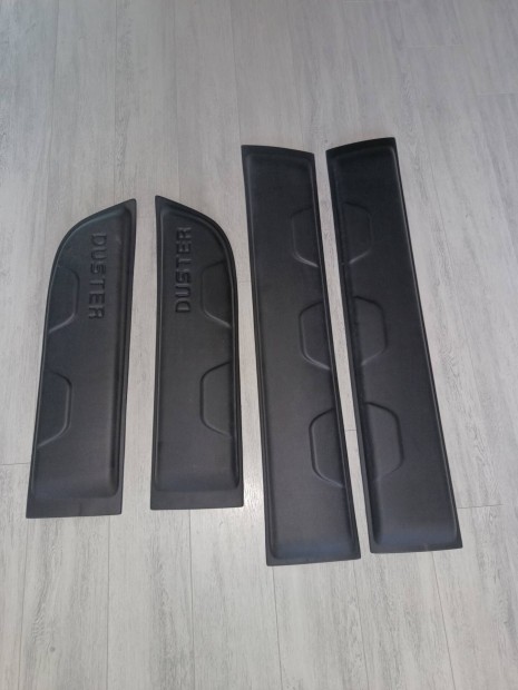 Dacia Duster ajt� v�d� panel.
