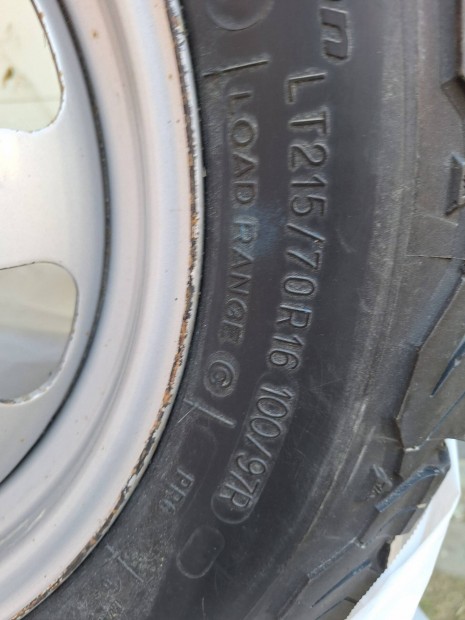 Dacia Duster felni gumival szerelve. 