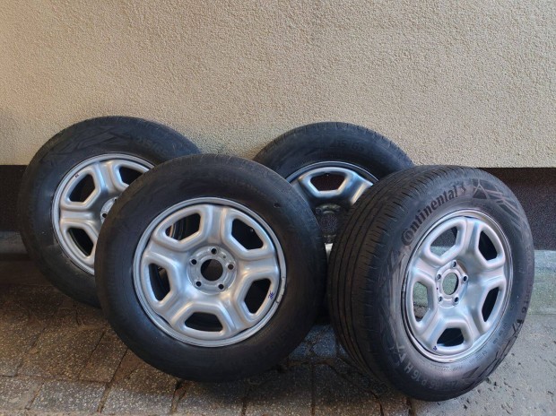 Dacia Duster lemezfelni n�gy �vszakos gumival