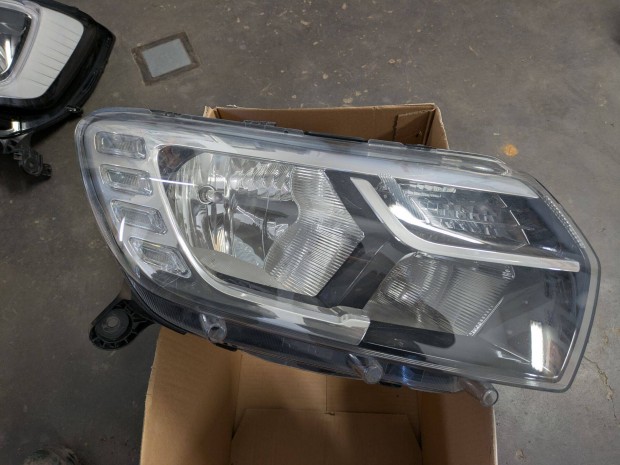 Dacia Sandero II jobb első lámpa 260103529R