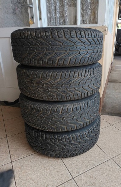 Dacia Sandero  kerekgarnit�ra 205/55 R16-os t�li gumikkal