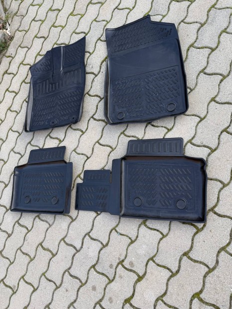 Dacia Spring Gumi sz�nyeg garnit�ra