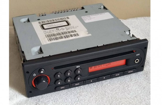 Dacia gyári OEM MP3 CD rádió - R008 90 Europe MP3 A AUX