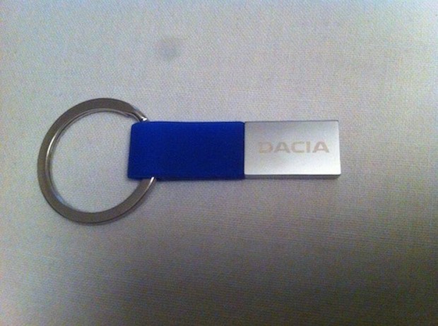 Dacia kulcstart & USB pendrive 8 GB