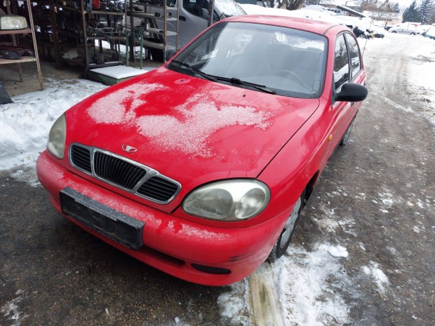 Daewoo Lanos karossz�ria elemei piros