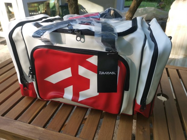 Daiwa D-Vec nagyméretű sport/horgásztáska (Új)