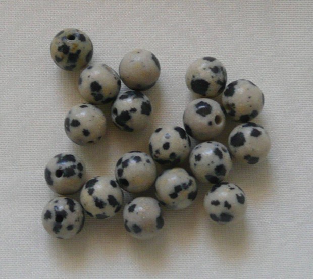 Dalmata jáspis ásványgyöngy 6 mm-es 19 db