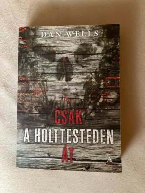 Dan Wells csak a holttesteden t
