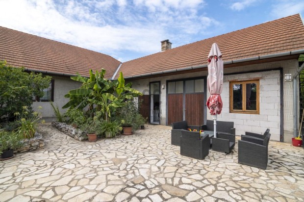 D�nszentmikl�si elad� 158 nm-es h�z