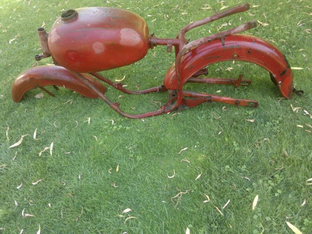 Danuvia 125 váz,tank,sárvédök lengövilla