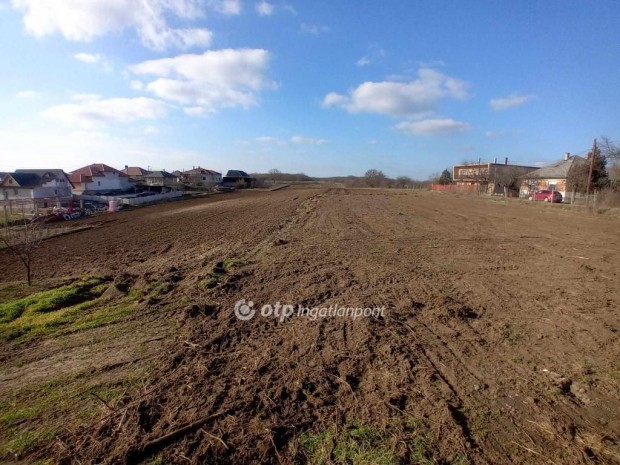 D�nyi 870 nm-es telek elad�