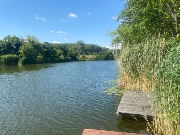 Danzugban �res v�zparti telek tervekkel elad�