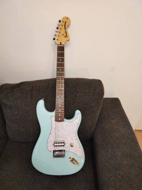 Daphne Blue s Yellow Replica Stratocaster elad