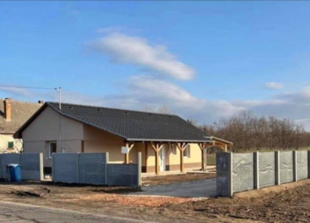 Daruszentmiklóson teljesen felújított ház eladó!