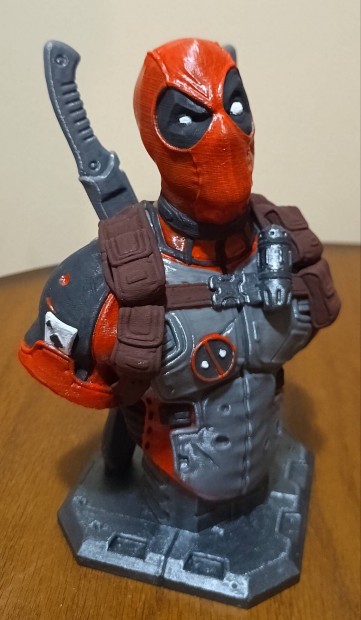 Deadpool mellszobor 