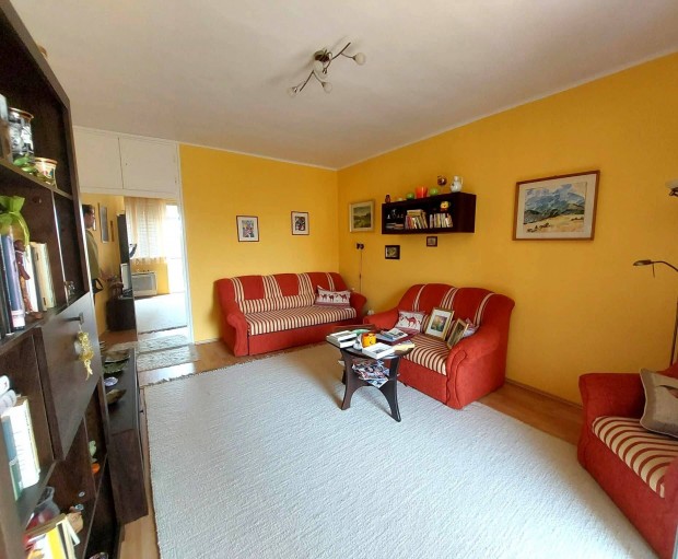 De�k F utc�ban, 1 sz �tkez�s, nagy erk�lyes, g�zf�t�ses lak�s!