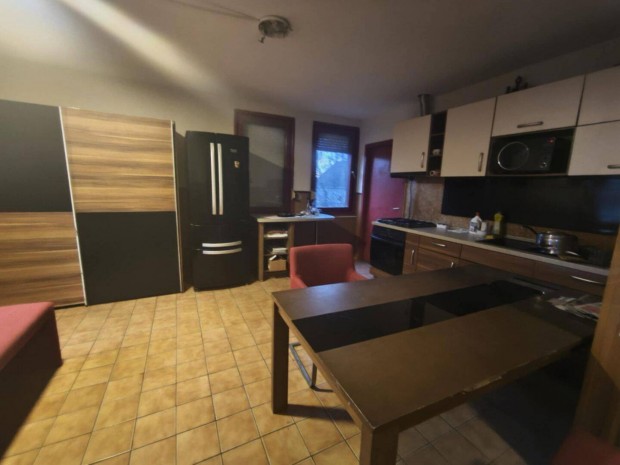 Debrecen-Als�j�zsa k�zkedvelt csendes utc�j�ban elad� egy fel�j�tand�