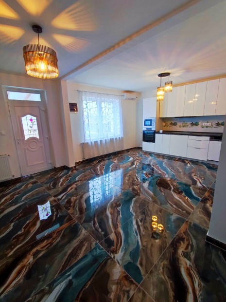 Debrecen B�nk elad� 100 m2 csal�di h�z, 1980-ban �p�lt, 3 szob�s,