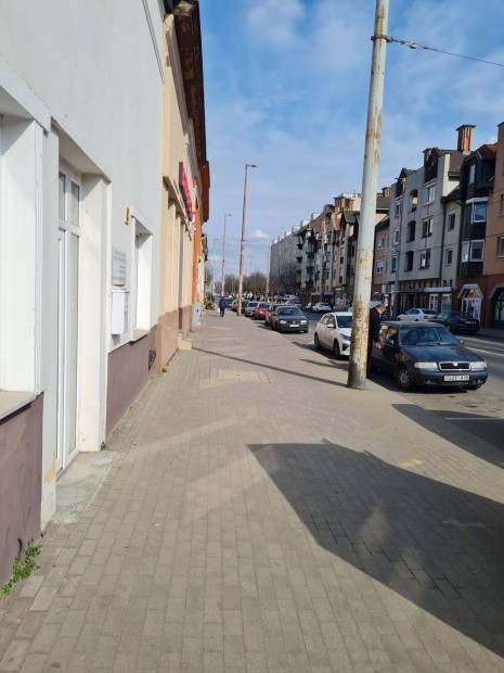 Debrecen-Belv�ros, Csap� utcai utcafronti 62 nm-es �zlet kiad�