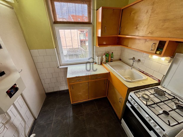 Debrecen Belv�ros�ban megv�telre egy 73 m-es, nappali + 2 szob�s, els