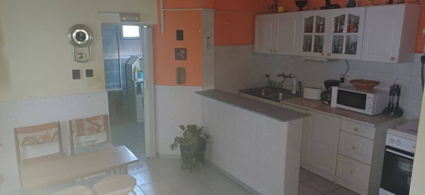 Debrecen Bem t�ren 60nm h�zr�sz z�rt udvarban. A park r�szen elad�