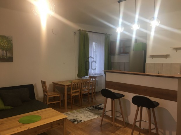 Debrecen Benedek Elek t�ren 2 szob�s sz�p lak�s kiad�!!