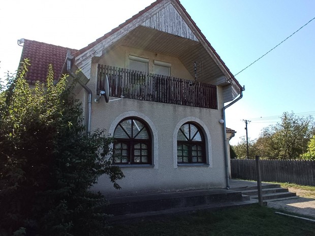 Debrecen Biczó István kertben üzlet + családi ház eladó